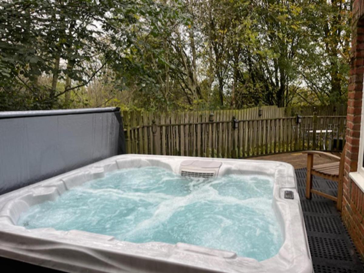 Beautiful 2 Bed Apt With Hot Tub In Blaydon Burn Apartment Exterior photo